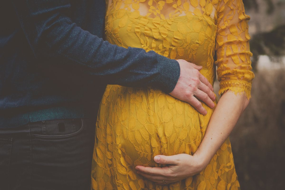Portrait of a couple holding pregnant belly
babaváró támogatás