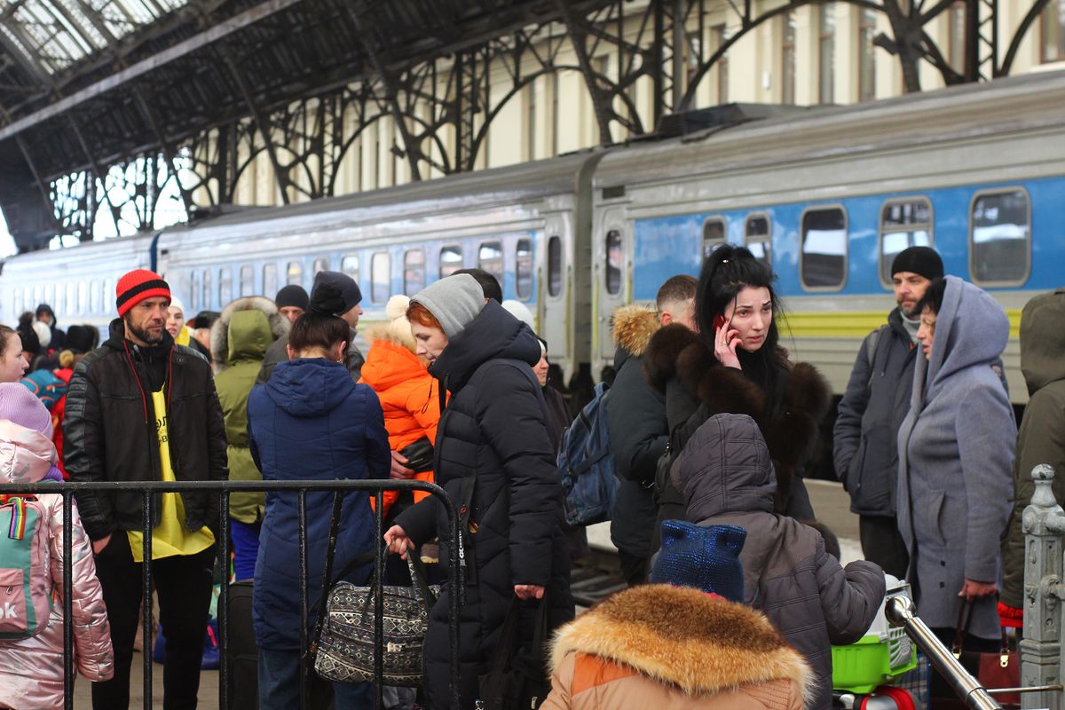 Lviv,Ukraine - 03.11.2022 Ukrainian refugees are waiting for a train to go abroad, fleeing the war. People on the platform of the train station
ukrán menekültek háború