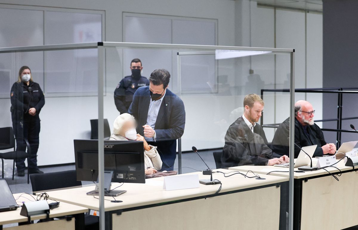 20 December 2022, Schleswig-Holstein, Itzehoe: The defendant Irmgard F. (2nd from left) is brought into the courtroom at the beginning of the trial day. Next to her sit her lawyers Niklas Weber and Wolf Molkentin (r). The former secretary is charged with aiding and abetting the murder of more than 11,000 people in the Stutthof concentration camp. After 40 days of hearings in the trial of a former secretary at the Stutthof concentration camp, the Itzehoe Regional Court announced the verdict on Tuesday. Photo: Christian Charisius/dpa/Pool/dpa - ATTENTION: The defendant was pixelated for legal reasons 