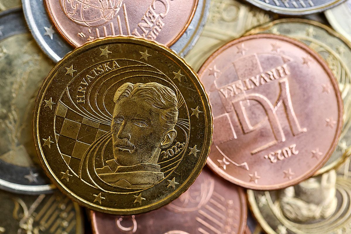 TESLA, Nikola Zágráb, 2022. december 22.2022. december 14-i kép egy új euróérméről, amelyen Nikola Tesla feltaláló arcmása látható a horvát jegybank zágrábi székházában. A kunát kivezetik, Horvátország új hivatalos pénzneme 2023-tól az euró. Horvátoszágban kezdetben 1,2 millió, 33 darab euróérmét tartalmazó csomagot bocsátanak rendelkezésre, a száz kunára becserélhető „kezdőcsomag” összesen 13,28 euró értékű érmét tartalmaz. Euróval hivatalosan csak januártól lehet fizetni, a kuna január első két hetében még hivatalos fizetőeszköznek számít.MTI/AP/Armin Durgut Zágráb, 2022. december 22.
2022. december 14-i kép egy új euróérméről, amelyen Nikola Tesla feltaláló arcmása látható a horvát jegybank zágrábi székházában. A kunát kivezetik, Horvátország új hivatalos pénzneme 2023-tól az euró. Horvátoszágban kezdetben 1,2 millió, 33 darab euróérmét tartalmazó csomagot bocsátanak rendelkezésre, a száz kunára becserélhető „kezdőcsomag” összesen 13,28 euró értékű érmét tartalmaz. Euróval hivatalosan csak januártól lehet fizetni, a kuna január első két hetében még hivatalos fizetőeszköznek számít.
MTI/AP/Armin Durgut