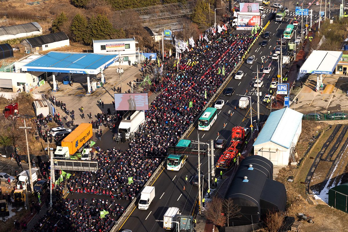 Major Korean Union Joins Truckers Protest as Strike Broadens A protest by the Korean Confederation of Trade Unions (KCTU) members in Uiwang, South Korea, on Tuesday, Dec. 6, 2022. A major umbrella union joined a protest by South Korean truckers, broadening a work stoppage that is disrupting global supply chains and hitting local exporters. Photographer: SeongJoon Cho/Bloomberg via Getty Images