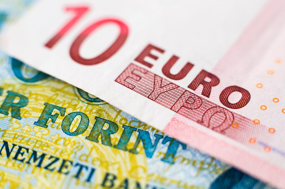 10,Euro,Banknote,On,A,100,Forint,Bank,Note