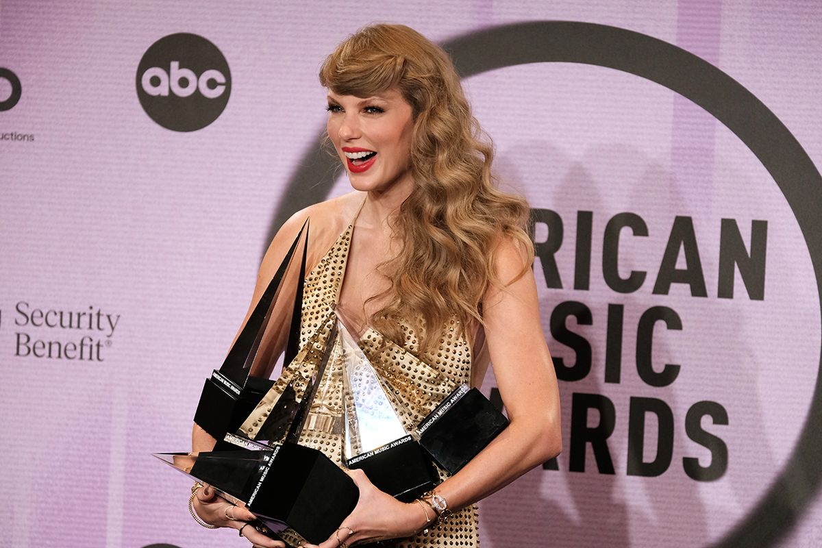 2022 American Music Awards - Press Room LOS ANGELES, CALIFORNIA - NOVEMBER 20: (EDITORIAL USE ONLY) Taylor Swift, winner of Favorite Pop Album, Favorite Female Pop Artist, Favorite Music Video, Favorite Country Album, Favorite Female Country Artist, and Artist of the Year, poses in the press room at the 2022 American Music Awards at Microsoft Theater on November 20, 2022 in Los Angeles, California. (Photo by Sarah Morris/FilmMagic)
