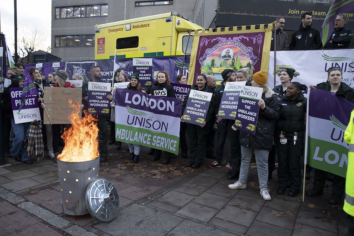 Thousands of ambulance workers go on strike in United Kingdom and Wales LONDON, UNITED KINGDOM - DECEMBER 21: Thousands of ambulance personnel go on strike to the salary increase and disagreement in working conditions in London, United Kingdom on December 21, 2022. In United Kingdom, where inflation exceeds 10 percent on an annual basis, the unions, which rejected the government's offer of a 4 percent salary increase for ambulance workers, started a strike. Rasid Necati Aslim / Anadolu Agency (Photo by Rasid Necati Aslim / ANADOLU AGENCY / Anadolu Agency via AFP)