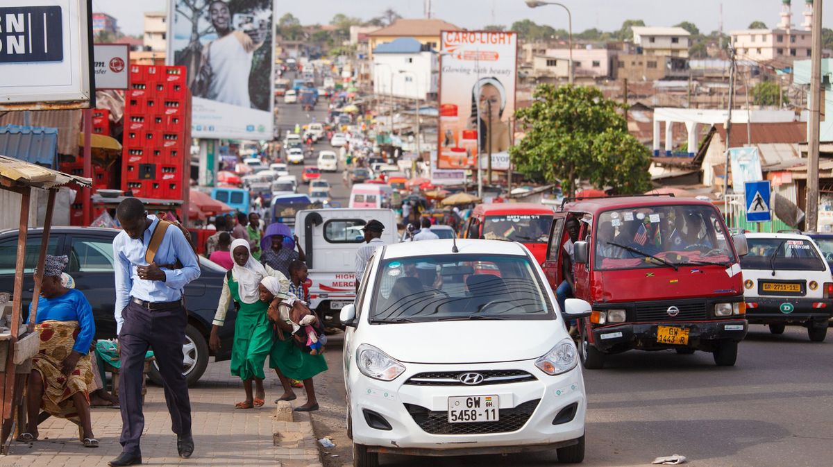 Accra,,Ghana,-,March,18:,Traffic,On,Road,In,Accra,