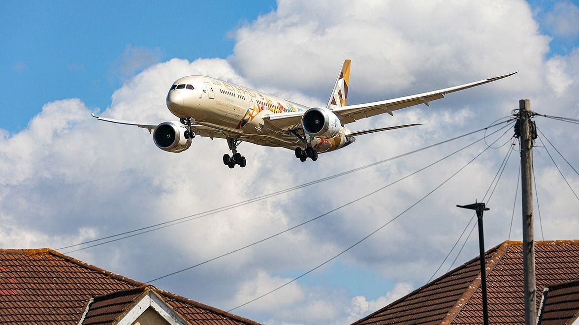 Etihad Airways Boeing 787 Dreamliner Landing At London Heathrow, Etihad Airways Boeing 787 Dreamliner aircraft as seen on final approach flying over the houses of Myrtle avenue in London, a famous location for plane spotting, for landing at London Heathrow Airport LHR. The modern wide-body airliner a Boeing 787-9 Dreamliner passenger airplane has the registration A6-BLT and is powered by 2x GE jet engines. Etihad Airways is one of the 2 flag carriers of United Arab Emirates UAE, second largest airline of the country based in Abu Dhabi International Airport with a fleet size of 180 aircraft and 130 destinations. During the summer of 2022 the European Aviation industry is facing long delays, cancellations and travel chaos mostly because of staff shortages at the airports after the Covid-19 Coronavirus pandemic era, air travel had an increased demand. London, Heathrow on August 2022 (Photo by Nicolas Economou/NurPhoto) (Photo by Nicolas Economou / NurPhoto / NurPhoto via AFP)