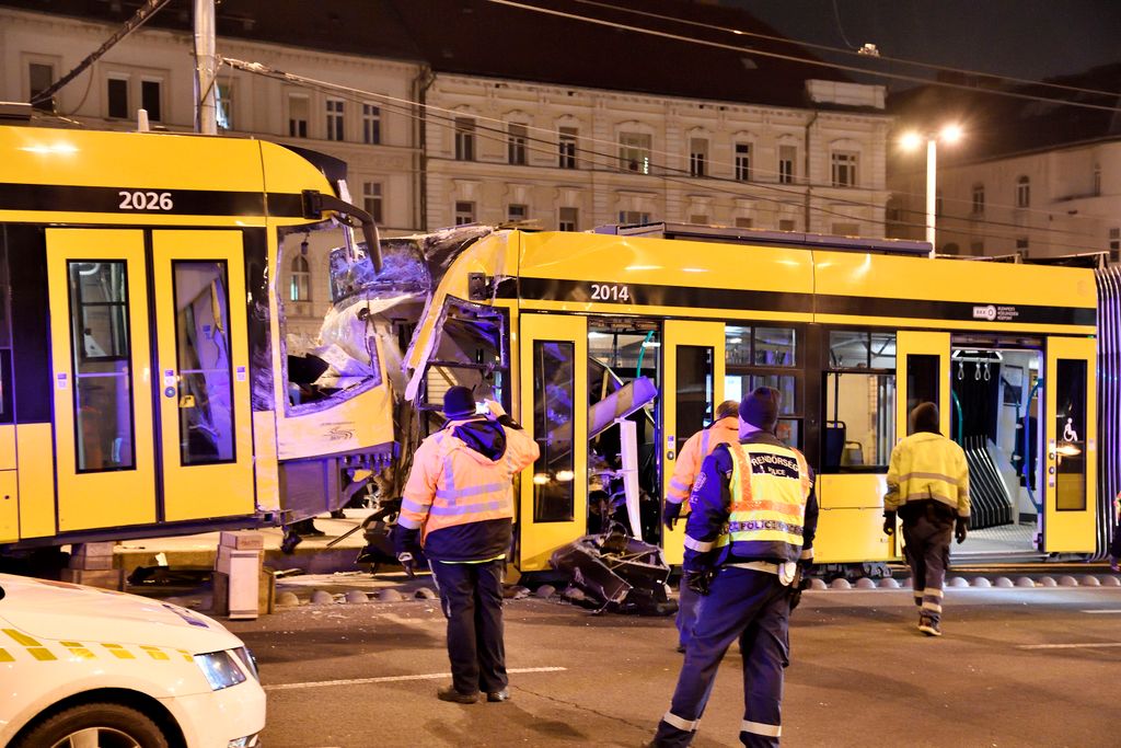 Budapest, 2022. december 20.
Ráfutásos balesetben összeroncsolódott Combino villamos Budapest IX. kerületében, a Boráros térnél 2022. december 19-én. Az este történt baleset helyszínéről a mentők egy súlyos és öt könnyebb sérültet vittek kórházba. Reggelre helyreállt a közlekedés a 4-es és a 6-os villamos vonalán.
MTI/Lakatos Péter