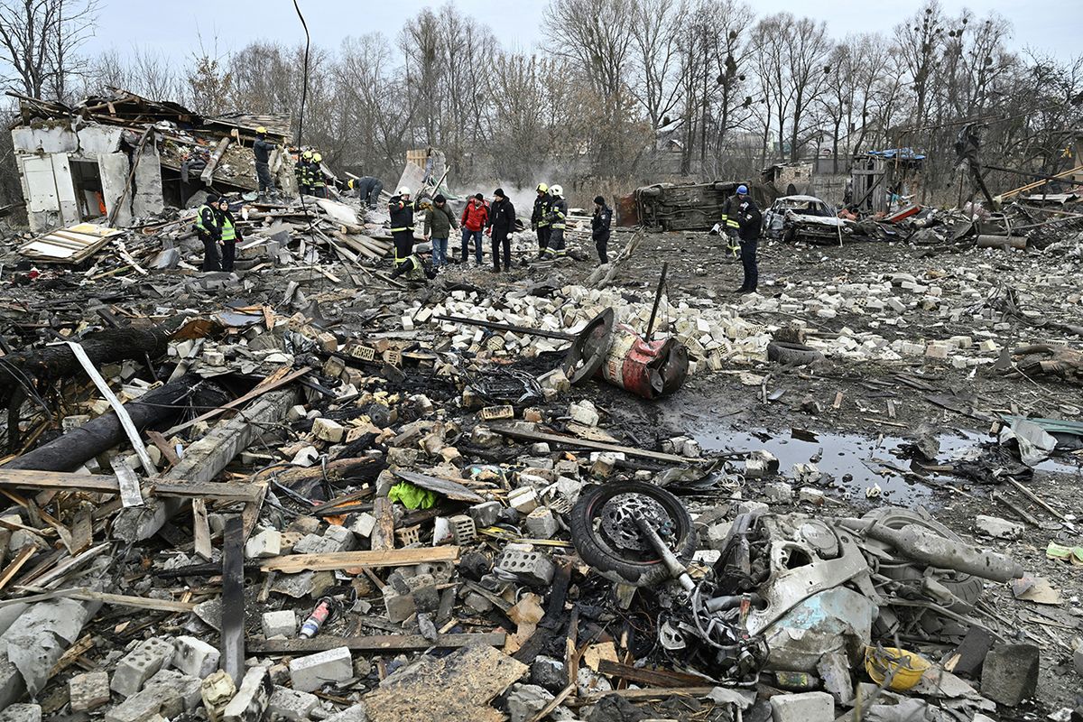 Rescuers clear debris of homes destroyed by a missile attack in the outskirts of Kyiv, on December 29, 2022, following a Russian missile strike on Ukraine. - Russian missile strikes battered Ukraine including in major cities like Kyiv, Kharkiv and Lviv on December 29, leaving at least five people injured and cutting electricity in the west. (Photo by Genya SAVILOV / AFP)