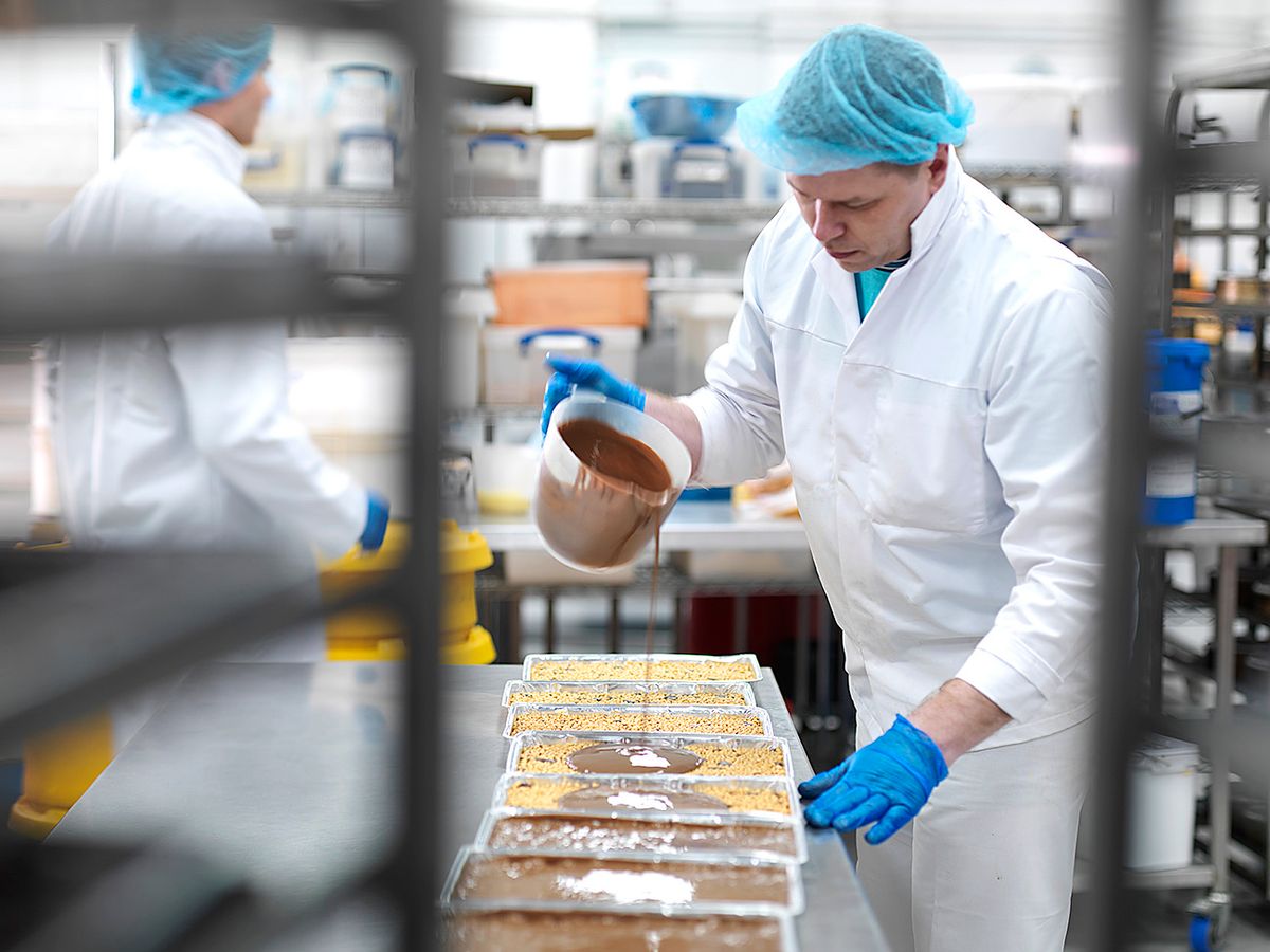 Male worker pouring chocolate in cake factory
európai, gazdaság,gyár,csoki