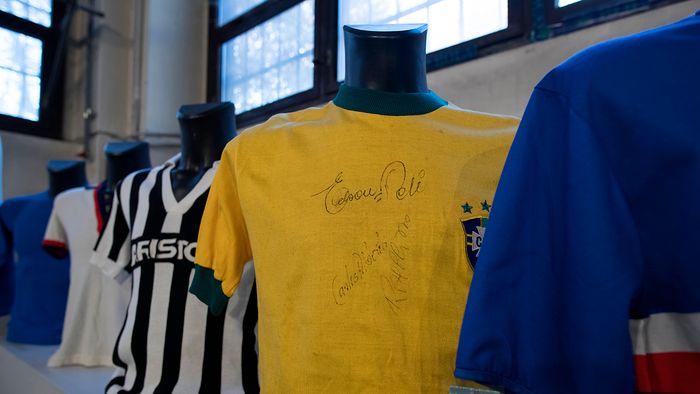 Mercatone Uno Memorabilia Auction TURIN, ITALY - NOVEMBER 26: Football shirt signed by Pelé, pseudonym of Edson Arantes do Nascimento during the preparation of the "Sport Memorabilia" auction on November 26, 2020 in Turin, Italy. "Sport Memorabilia" is an auction of the Bolaffi of Turin, with an online event to be held on December 9th with a list that includes competition uniforms, trophies, postcards, paintings, bicycles by Marco Pantani from the Mercatone Uno collection and also memorabilia and jerseys used and worn by the greatest sportsmen of all time such as Maradona, Michael Jordan and Messi. (Photo by Stefano Guidi/Getty Images)