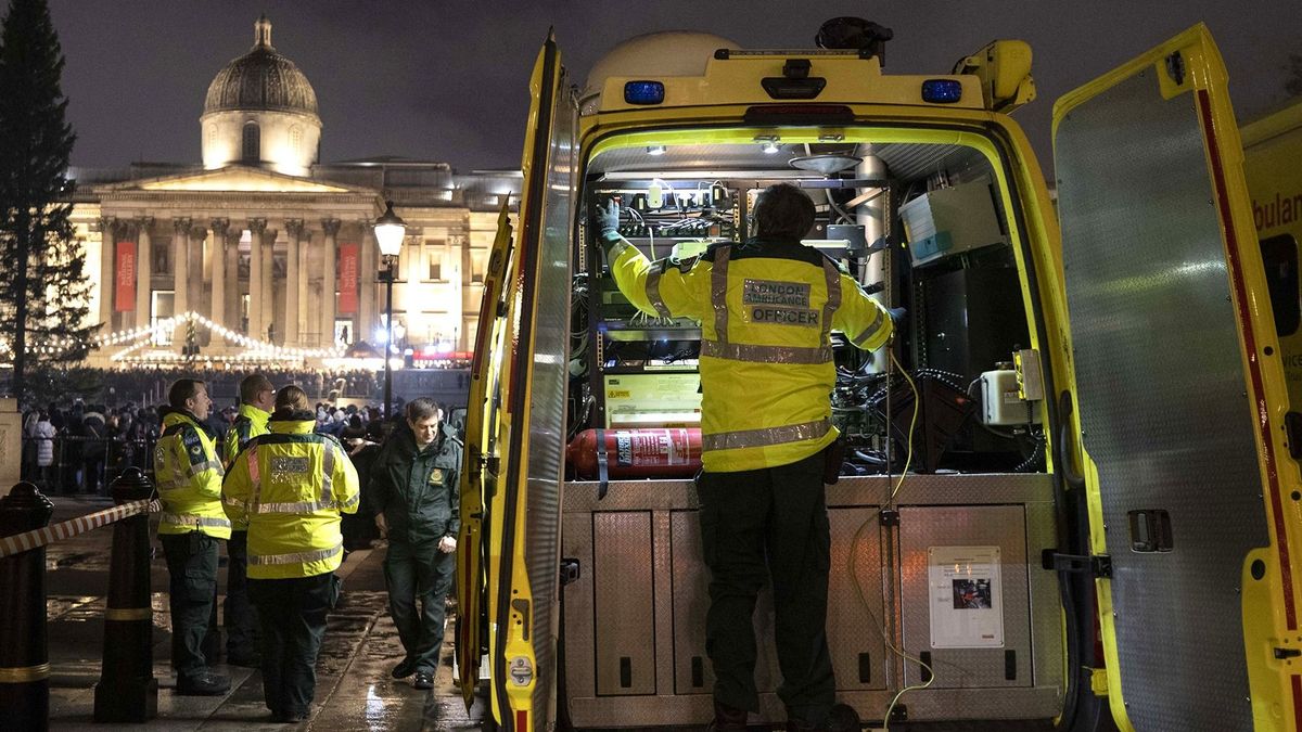 Ambulance workers to strike in United Kingdom LONDON, UNITED KINGDOM - DECEMBER 1: Ambulance workers go on strike due to the wage dispute over pay and conditions in London, United Kingdom on December 1, 2022. Rasid Necati Aslim / Anadolu Agency (Photo by Rasid Necati Aslim / ANADOLU AGENCY / Anadolu Agency via AFP)