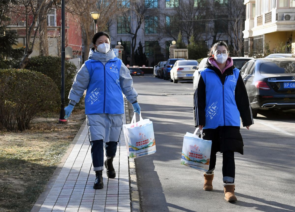 (221227) -- BEIJING, Dec. 27, 2022 (Xinhua) -- Community workers deliver care packages to senior residents in a community in Yangfangdian Subdistrict of Haidian District in Beijing, capital of China, Dec. 27, 2022.  In Yangfangdian Subdistrict, care packages including medicines and COVID-19 prevention materials have been offered for senior residents living alone and those with disabilities. Shared medical kits have also been provided for residents in case of emergency.