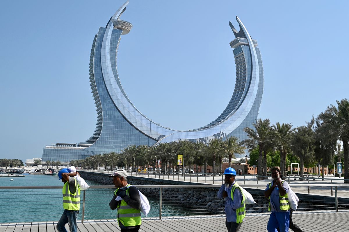Workers walk along the marina near the Katara Towers in the Qatari coastal city of Lusail on October 23, 2022, ahead of the Qatar 2022 FIFA World Cup.
Katari vb
