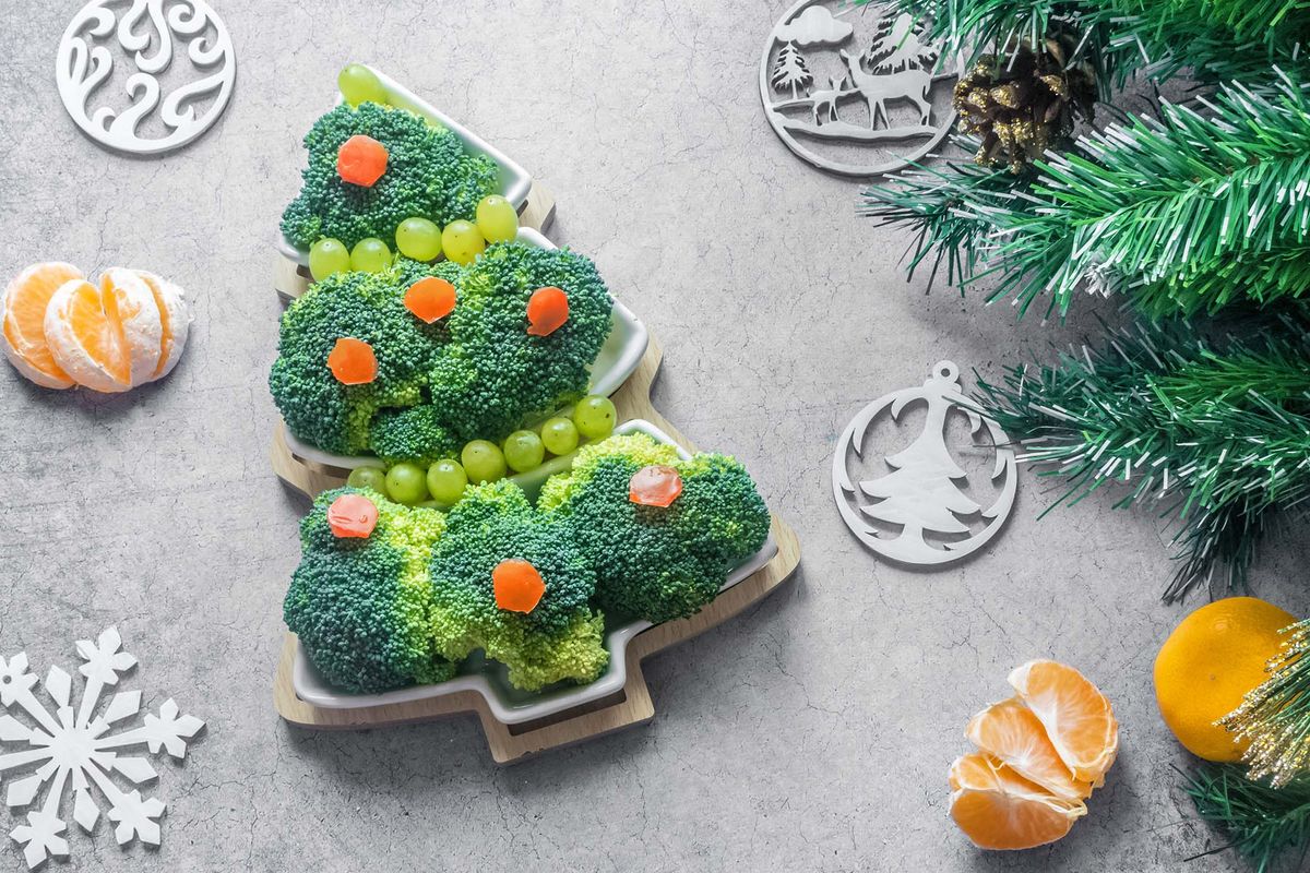 Creative,Edible,Christmas,Tree,Of,Fresh,Broccoli,Next,To,Christmas