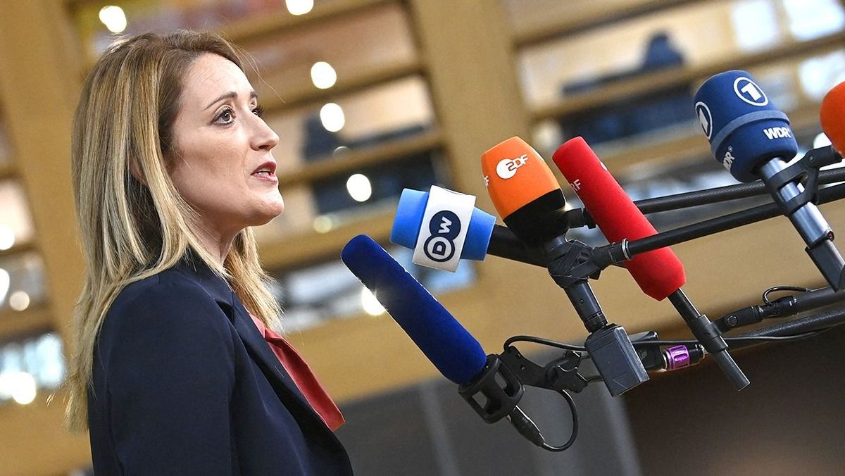 BELGIUM-EU-SUMMIT-DIPLOMACY
European Parliament President Roberta Metsola answers journalists' questions as she arrives to take part in a European Council Summit in Brussels, on December 15, 2022.
John THYS / AFP