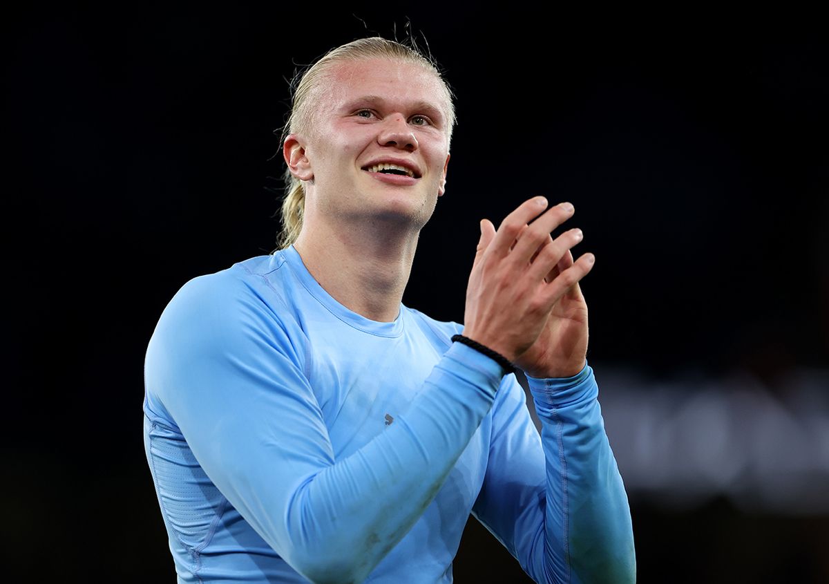 Manchester City v Fulham FC - Premier League MANCHESTER, ENGLAND - NOVEMBER 05: Erling Haaland of Manchester City acknowledges the fans after their sides victory during the Premier League match between Manchester City and Fulham FC at Etihad Stadium on November 05, 2022 in Manchester, England. (Photo by Catherine Ivill/Getty Images)