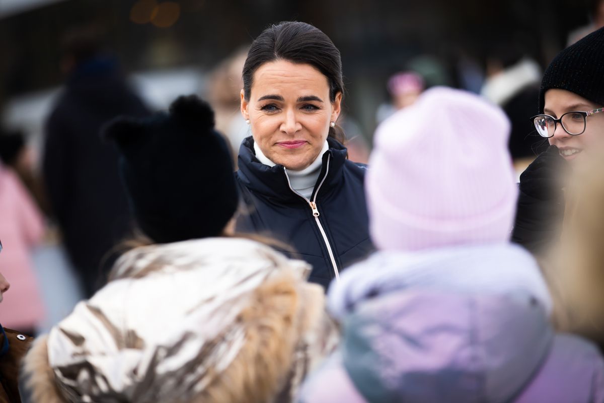 20221201 ZánkaNovák Katalin (képen)  köztársasági elnök a zánkai Erzsébet-táborban tartott Erzsébet-karácsony rendezvényre látogattott és  korcsolyázott a gyerekekkel