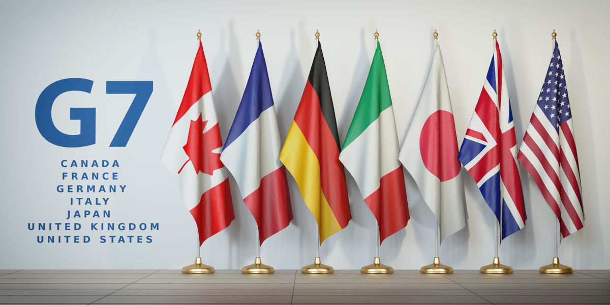 G7 summit or meeting concept. Row from flags of members of G7 group of seven and list of countries,
ársapka, orosz olaj