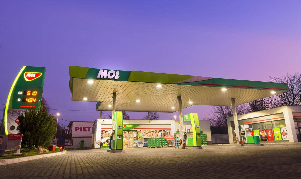 Galati,,Romania,-,December,14,,2015.,Mol,Gas,Station.,Mol