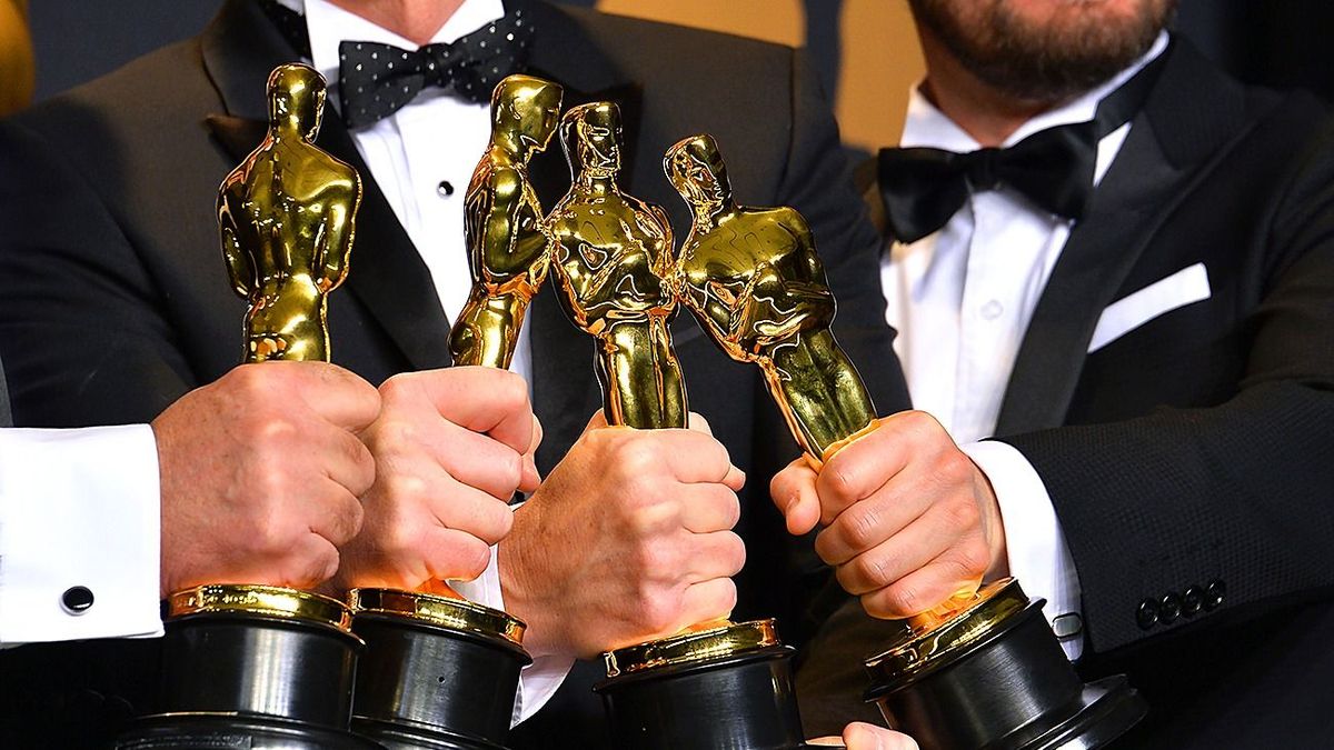 Los,Angeles,,Ca,-,February,26,,2017.,Oscar,Winners,Holding LOS ANGELES, CA - FEBRUARY 26, 2017. Oscar winners holding their awards in the photo room at the 89th Annual Academy Awards at Dolby Theatre, Los Angeles