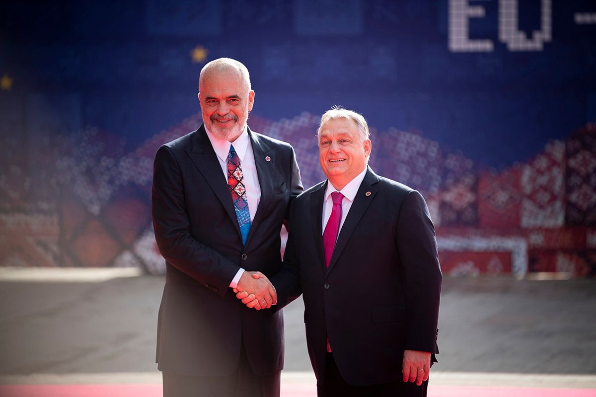 RAMA, Edi;  Viktor ORBÁN Tirana, December 6, 2022. In the photo published by the Prime Minister's Press Office, Prime Minister Viktor Orbán (j) is received by Albanian Prime Minister Edi Rama (b) at the summit of the members of the European Union and the Western Balkan countries in Tirana on December 6, 2022.  MTI/Prime Minister's Press Office/Benko Vivien Cher