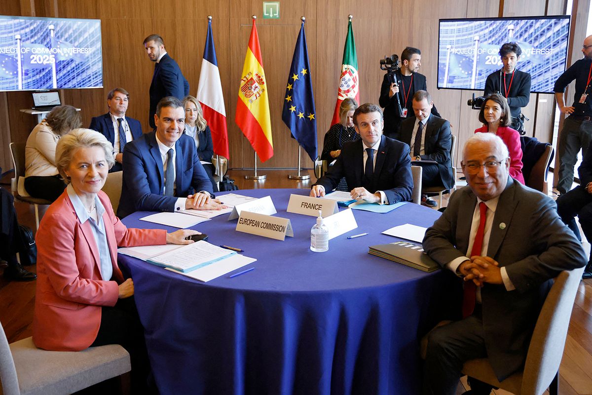 European Commission President Ursula von der Leyen (L) meets with Spain's Prime Minister Pedro Sanchez (2L), France's President Emmanuel Macron (2R) and Portugal's Prime Minister Antonio Costa to discuss the H2Med underwater hydrogen pipeline initiative, on the sidelines of the EU-MED9 Euro-Mediterranean Group Summit on December 9, 2022 in Alicante. - Spain, France and Portugal today unveil details of their ambitious plan for an underwater pipeline to bring green hydrogen from the Iberian Peninsula to the rest of Europe.  (Photo by Ludovic MARIN / AFP) SPAIN-EU-MEDITERRANEAN-EUMED-SUMMIT-POLITICS