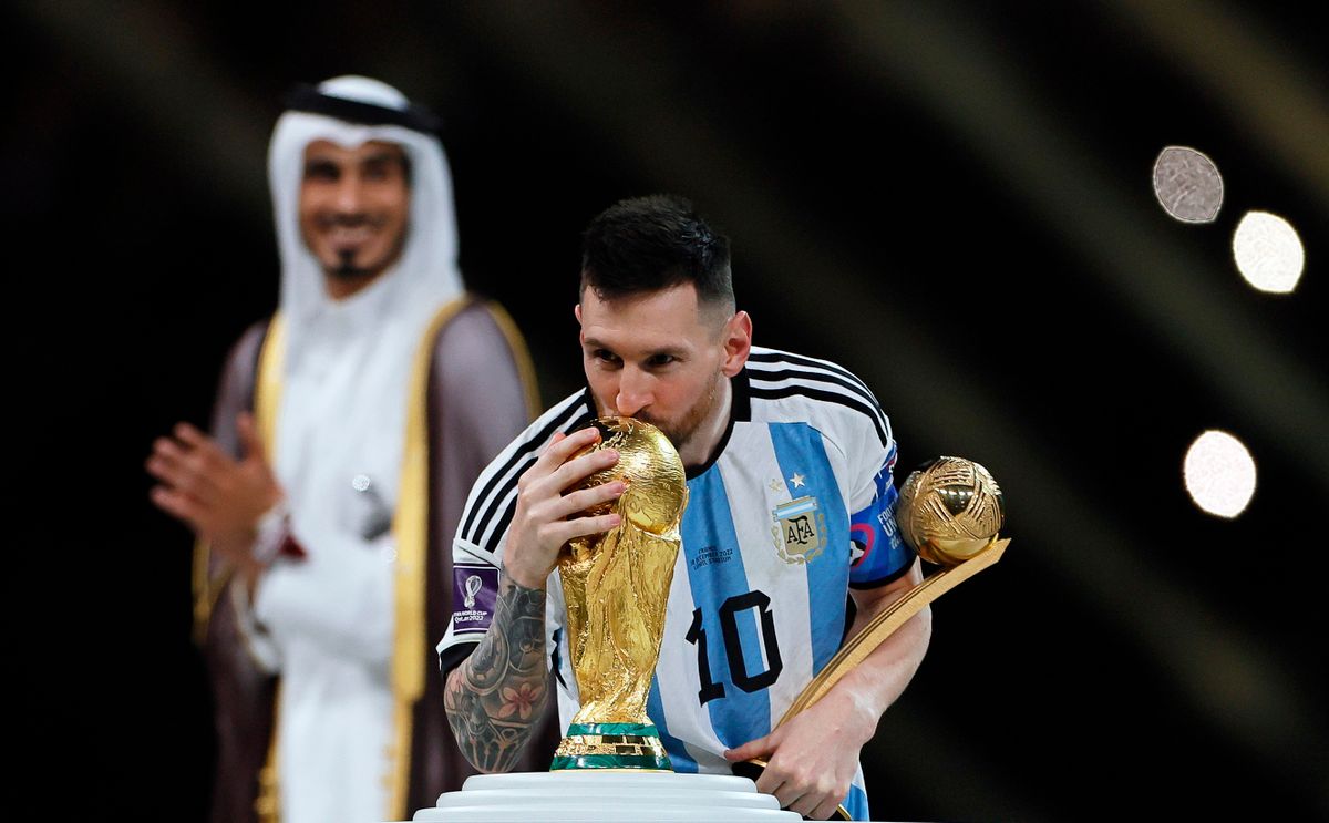 Loszaíl, 2022. december 18.
Az argentin Lionel Messi a legjobb játékosként elnyert díjjal megcsókolja a vb trófeáját, miután csapata 4-2-re győzött a katari labdarúgó-világbajnokság döntőjében játszott Argentína-Franciaország mérkőzés 3-3-as hosszabbítása utáni tizenegyes-párbajban a Loszaíl Stadionban 2022. december 18-án.
