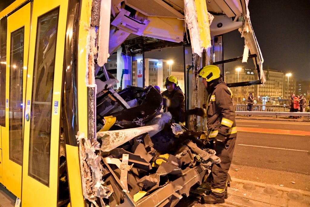 Budapest, 2022. december 20.
Ráfutásos balesetben összeroncsolódott Combino villamos Budapest IX. kerületében, a Boráros térnél 2022. december 20-án. A 19-én este történt baleset helyszínéről a mentők egy súlyos és öt könnyebb sérültet vittek kórházba. Reggelre helyreállt a közlekedés a 4-es és a 6-os villamos vonalán.
MTI/Lakatos Péter