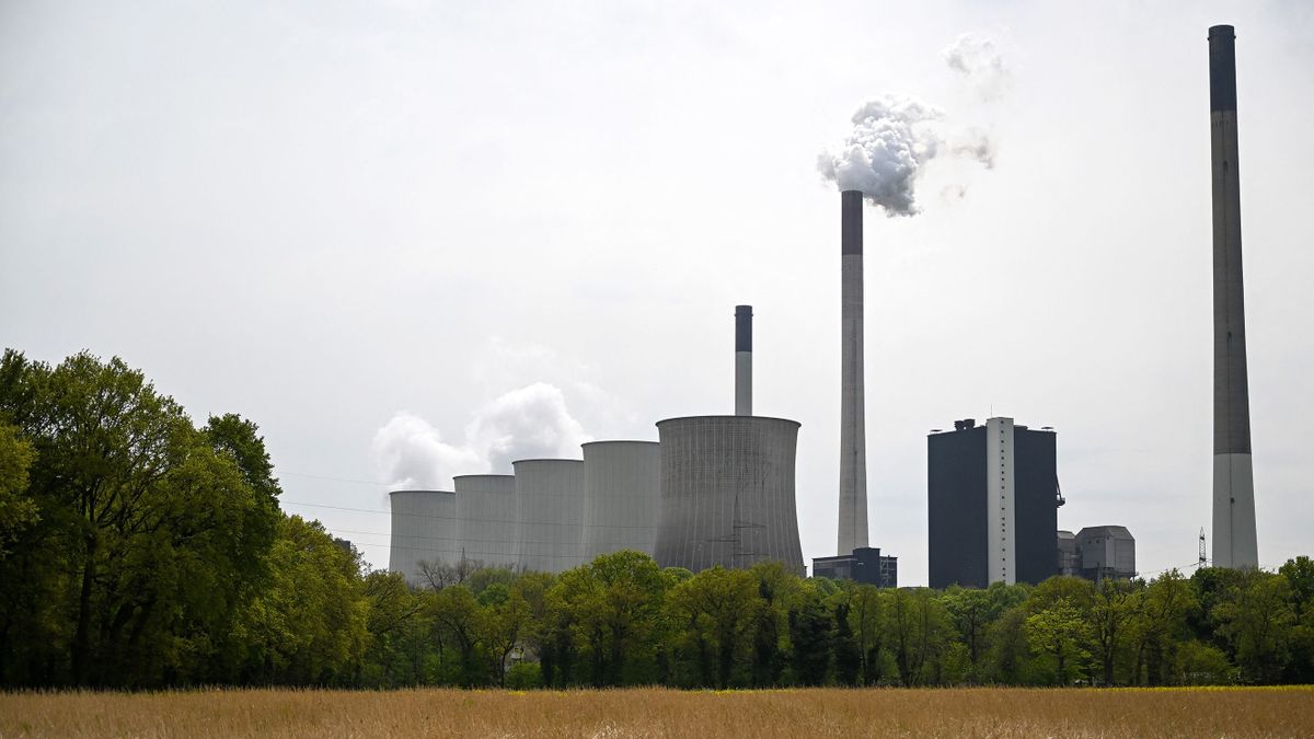 A photo shows the hard coal-fired power plant Scholven operated by the German energy group Uniper in Gelsenkirchen, western Germany on April 29, 2022. - According to media reports from April 28, 2022, Uniper is preparing to pay Russian gas in euros to be converted into roubles. Making transactions over this payment system are undermining the European Union's sanctions against Russia, critics say.