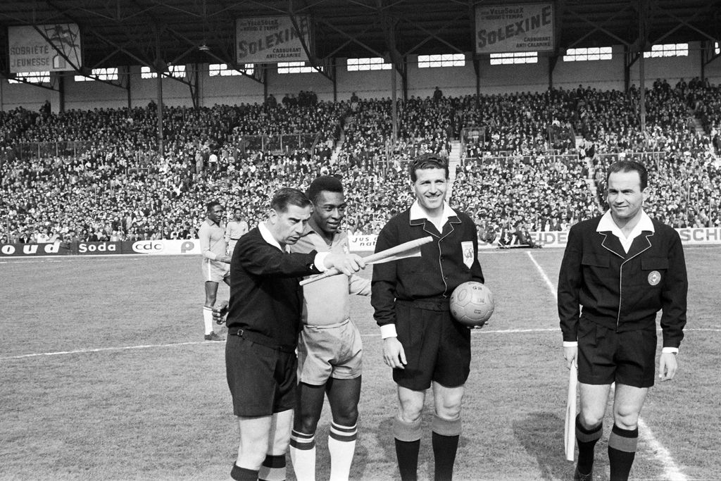 (FILES) In this file photo taken on April 28, 1963 Brazilian football player Pelé listens to the instructions of the referees at Colombes before the match France vs Brazil. - Brazilian football icon Pele, widely regarded as the greatest player of all time and a three-time World Cup winner who masterminded the 'beautiful game', died on December 29, 2022 at the age of 82, after battling kidney problems and colon cancer. (Photo by AFP)