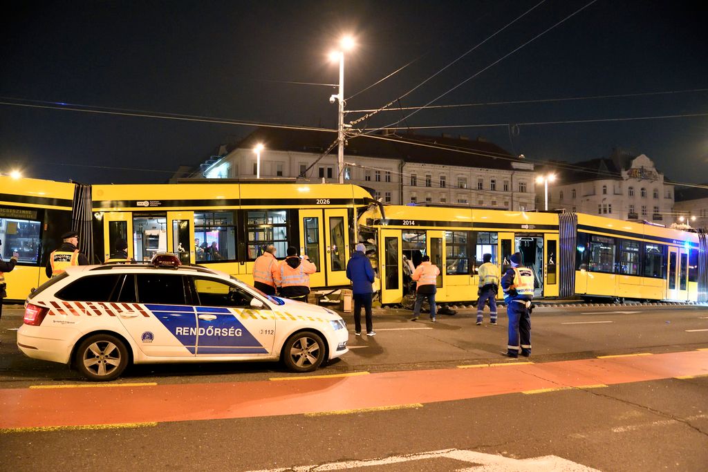 Budapest, 2022. december 20.
Ráfutásos balesetben összeroncsolódott Combino villamos Budapest IX. kerületében, a Boráros térnél 2022. december 19-én. Az este történt baleset helyszínéről a mentők egy súlyos és öt könnyebb sérültet vittek kórházba. Reggelre helyreállt a közlekedés a 4-es és a 6-os villamos vonalán.
MTI/Lakatos Péter