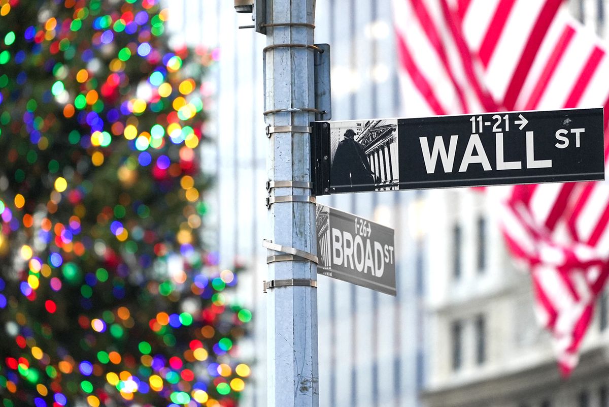 Atmosphere In New York City Christmas tree, decorations and atmosphere in New York Stock Exchange (NYSE) on Wall Street on December 5, 2022 in New York. (Photo by John Nacion/NurPhoto) (Photo by John Nacion / NurPhoto / NurPhoto via AFP)