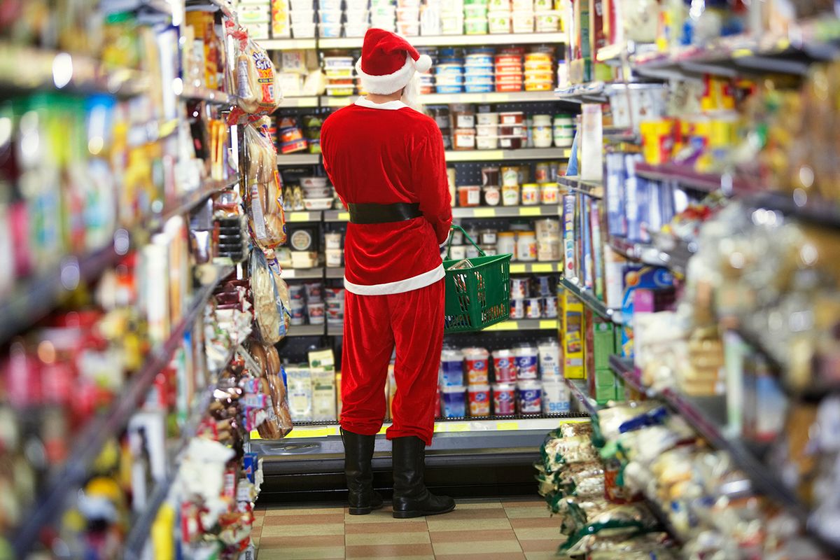 Man dressed as Santa Claus standing in supermarket, rear view, karácsonyi, vásárlás, élelmiszer