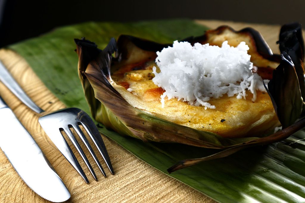 Photo,Of,Freshly,Cooked,Filipino,Delicacy,Called,Bibingka,Or,Ground Photo of freshly cooked Filipino delicacy called bibingka or ground glutenous rice cooked in coal pots