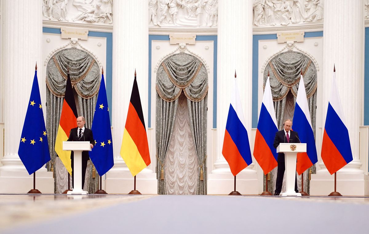 15 February 2022, Russia, Moskau: Russian President Vladimir Putin (r) and German Chancellor Olaf Scholz (SPD) give a joint press conference after several hours of one-on-one talks in the Kremlin. Scholz met the Russian president for talks on the situation on the Ukrainian-Russian border. Formally, this is an inaugural visit by the chancellor.