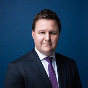 Lóga Máté, a Miniszterelnöki Kabinetiroda gazdaságfejlesztésért és nemzeti pénzügyi szolgáltatásokért felelős államtitkára, Bognár Gergely, a Miniszterelnöki Kabinetiroda gazdaságfejlesztésért és nemzeti pénzügyi szolgáltatásokért felelős államtitkárának kabinetfőnöke