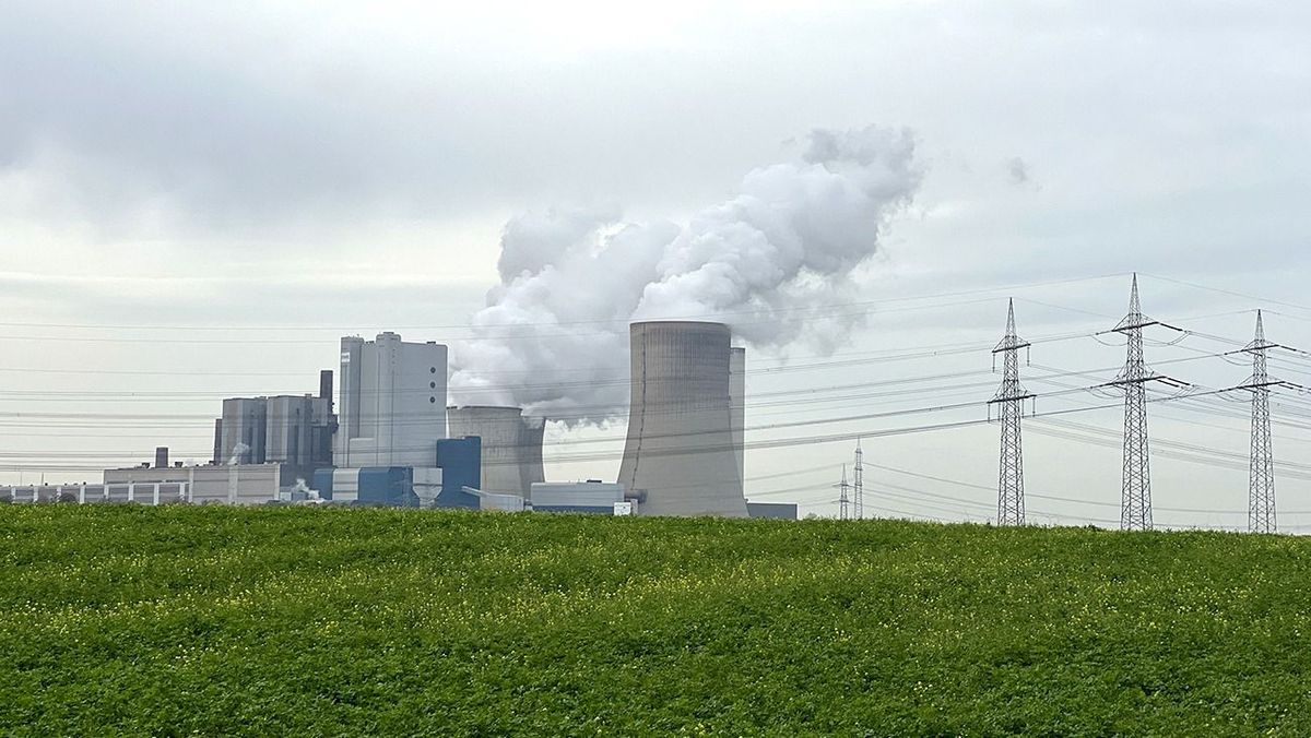 Germany plans to shut down fossil fuel coal plants by 2030 BERGHEIM, GERMANY - OCTOBER 31: Niederaussem Power Plant, built between 1963 and 2003, is the second largest lignite-coal thermal power plant operating in Germany with a net electricity generation capacity of 3 thousand 396 MW is seen in Bergheim, Germany on October 31, 2022. The power plant is estimated to be one of the ten most polluting coal power plants in the world, with a production of 27.2 million tons of carbon dioxide measured in 2018. With its latest decision, Germany plans to close its fossil fueled coal plants in 2030. Mesut Zeyrek / Anadolu Agency (Photo by Mesut Zeyrek / ANADOLU AGENCY / Anadolu Agency via AFP)