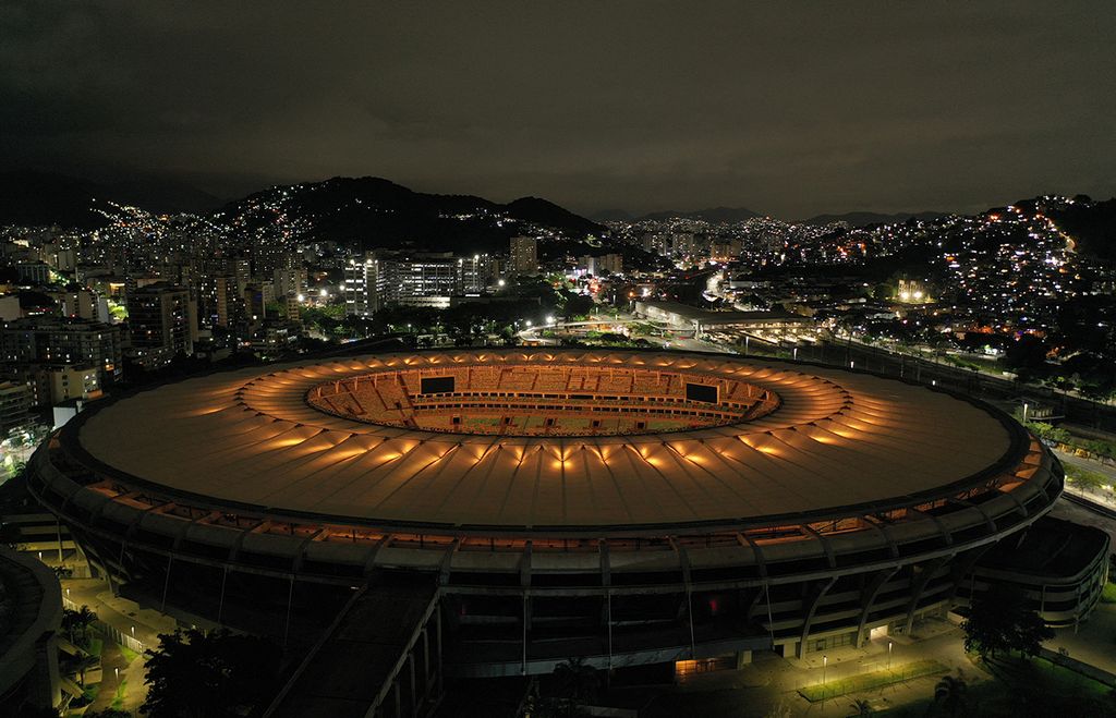 Maracana stadium is illuminated with a golden light in honour of Brazilian football legend Pele, in Rio de Janeiro, Brazil on December 29, 2022, on the day of his passing at a Sao Paulo hospital. - Brazilian football icon Pele, widely regarded as the greatest player of all time and a three-time World Cup winner who masterminded the "beautiful game," died on Thursday at the age of 82. The Albert Einstein hospital treating Pele said in a statement his death after a long battle with cancer was caused by "multiple organ failure." (Photo by Mauro PIMENTEL / AFP)