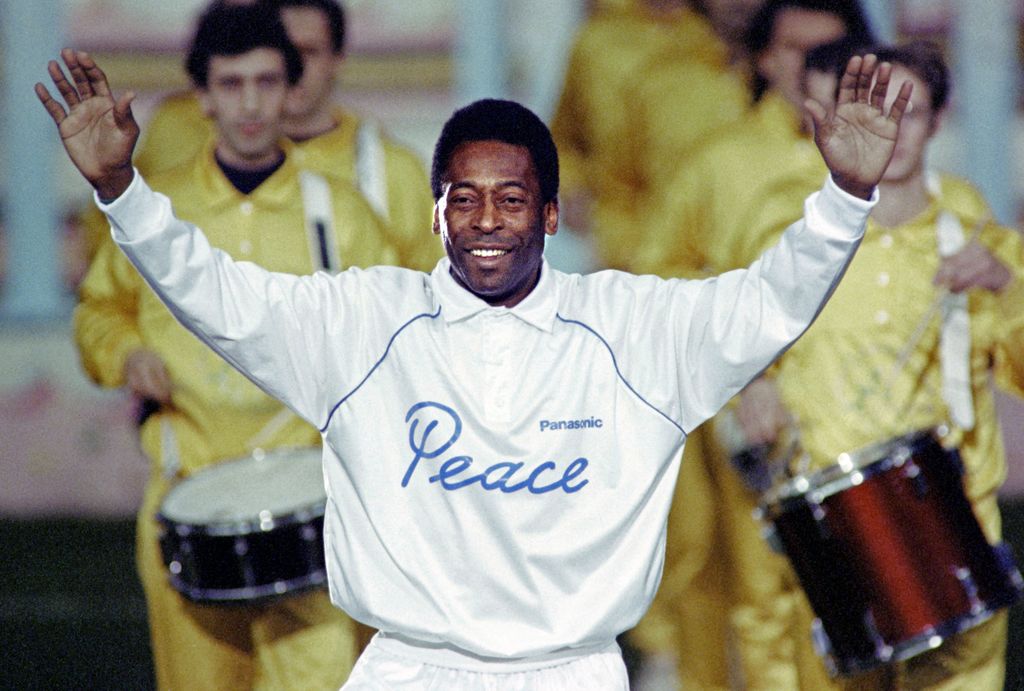 (FILES) In this file photo taken on October 31, 1990 Pele opens his arms as he acknowledges cheers from a crowd of spectators during a ceremony in Milan to celebrate his fiftieth birthday. - Family members accompanied the legendary Pele at the hospital in Sao Paulo on December 24, 2022, where he remains hospitalised with his health deteriorating due to cancer, according to a post by his daughter on social networks. (Photo by Gerard MALIE / AFP)