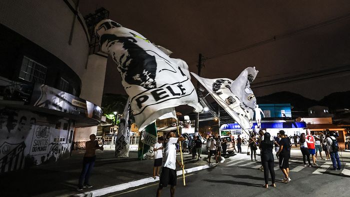 SKIN DEATH, MOVEMENT VILA BELMIRO SP - Santos - 12/29/2022 - DEATH SKIN, MOVEMENT VILA BELMIRO. Fans and supporters hold a vigil at the Vila Belmiro stadium for former soccer player Pele. Pele is considered the greatest football player in all history, after a period of hospitalization for treatment of colon cancer, he did not resist the complications of the disease and died this Thursday (29), at the age of 82. Pele played for Santos for almost 20 years and won three World Cups. Photo: Marcello Zambrana/AGIF (Photo by Marcello Zambrana / AGIF / AGIF via AFP)
