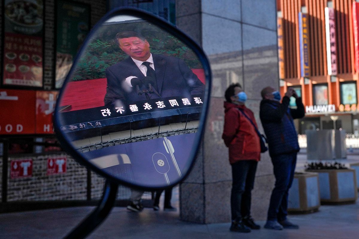 CSIANG Cö-min; HSZI Csin-ping Peking, 2022. december 6.Csiang Cö-min néhai kínai elnök állami gyászszertartásáról tudósító híradás egy jármű visszapillantó tükrében egy pekingi utcai kivetítőnél 2022. december 6-án. A képen Hszi Csin-ping hivatalban levő államfő beszél. Csiang – aki 1989 és 2002 között volt a Kínai Kommunista Párt főtitkára, valamint 1993 és 2003 között ő volt a Kínai Népköztársaság ötödik elnöke – november 30-án, 96 éves korában hunyt el.MTI/AP/Andy Wong Peking, 2022. december 6.
Csiang Cö-min néhai kínai elnök állami gyászszertartásáról tudósító híradás egy jármű visszapillantó tükrében egy pekingi utcai kivetítőnél 2022. december 6-án. A képen Hszi Csin-ping hivatalban levő államfő beszél. Csiang – aki 1989 és 2002 között volt a Kínai Kommunista Párt főtitkára, valamint 1993 és 2003 között ő volt a Kínai Népköztársaság ötödik elnöke – november 30-án, 96 éves korában hunyt el.
MTI/AP/Andy Wong