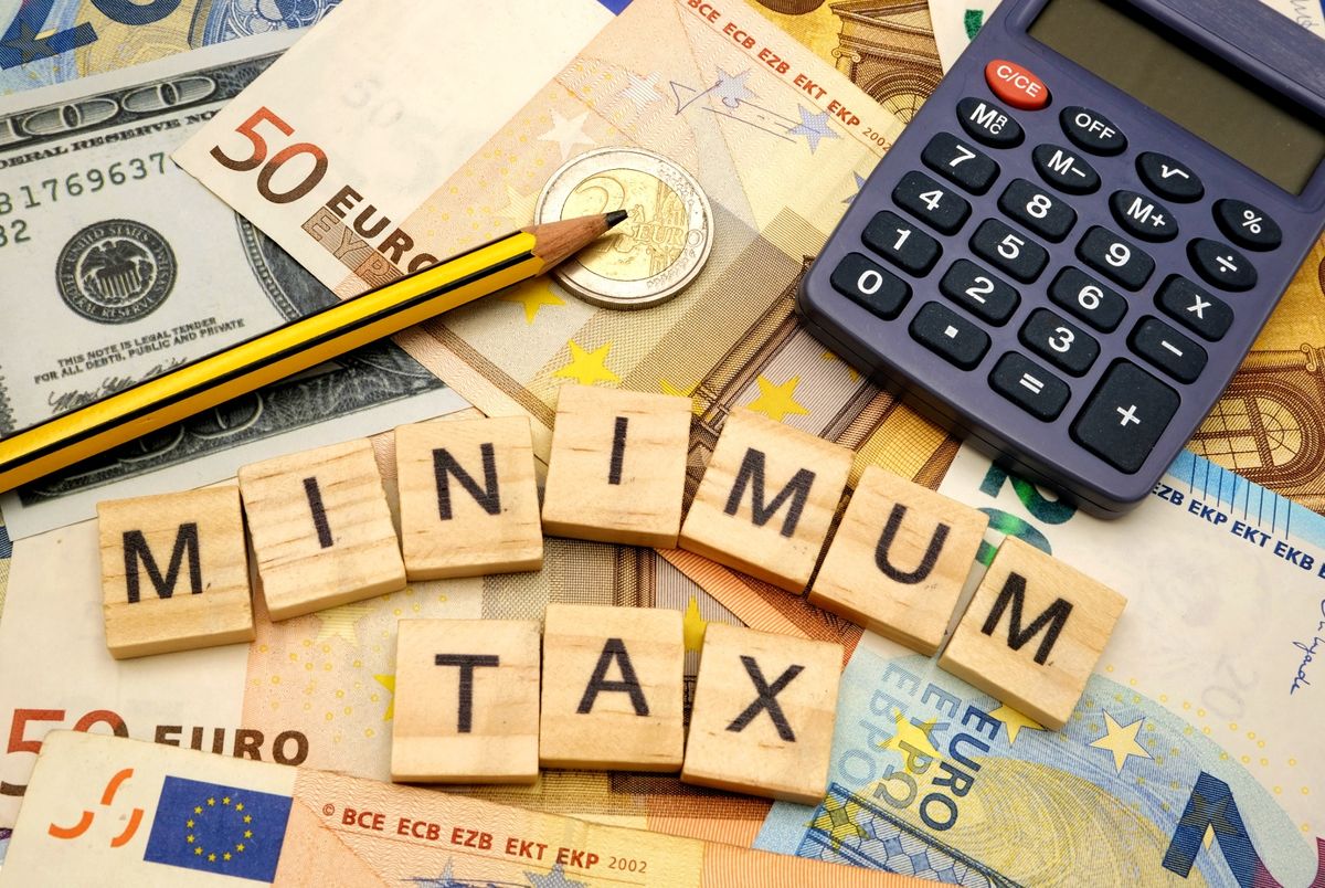 A,Yellow,And,Black,Pencil,On,Top,Of,A,Coin, iimum,tax, minimumadó, globális, Shutterstock