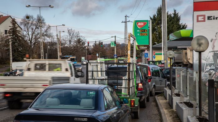 Sorban állnak a benzinkútnál