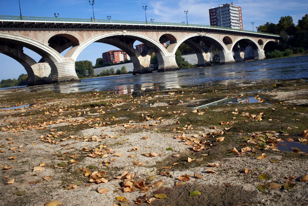The riverbed of the Garonne river is seen under the 'Pont Des Catalans' bridge in toulouse. Due to the drought, the Garonne river in Toulouse is below its normal flow : 52cm of water is measured where its normal is 55cm and its flows is about 49 cubic meters per second against a normal of 55. One can see the Garonne' riverbed and little islands are forming in the Garonne river.  In July, rain was 88% less abundant than normal : France is experiencing its worst drought since rain records began in 1959. SW of France and Toulouse are enduring another round of scorching heat. Water restrictions are in place all over France. Toulouse. August 09th 2022. 