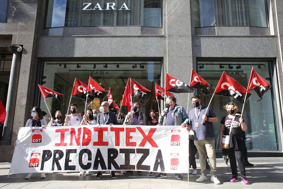 Demonstration Against The Closure Of 400 Inditex Stores MADRID, SPAIN - MAY 06: Several people with a banner: "Inditex precariza" participate in a rally in front of the Zara of Gran Via street, on 6 May, 2021 in Madrid, Spain. This demonstration called by CGT, protests against the plan of absorption of establishments carried out by Inditex. As announced last March by the chairman of Inditex, this plan will culminate in the closure of 400 stores. (Photo By Cezaro De Luca/Europa Press via Getty Images)