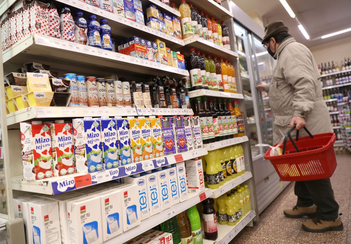 20220201 Kaposvár Február elsejétől hat élelmiszer árát kellett visszavinni arra a szintre, ahol tavaly október 15-én állt.  A vevők már az árbefagyasztás első napját is kihasználták, a tej, az étolaj és a liszt láthatóan jócskán fogyott a kaposvári áruházakban.