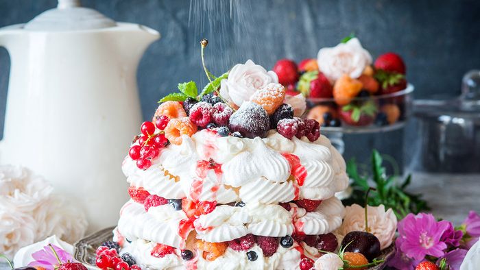 Pavlova,Cake,With,Berries