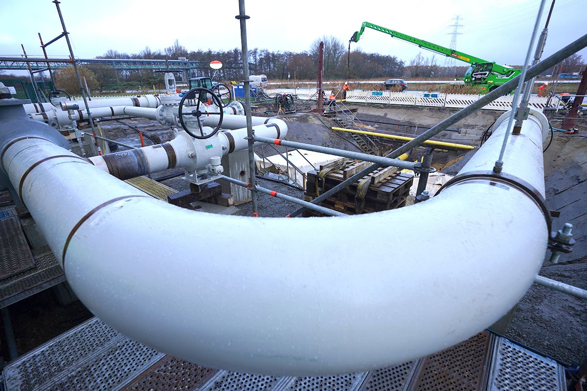 Pipeline connection for the future floating LNG terminal 08 December 2022, Schleswig-Holstein, Brunsbüttel: View of the construction site for integrating LNG into the gas network. The approximately three-kilometer-long gas pipeline leads from the floating LNG terminal on the Elbe to the regional gas distribution network of Schleswig-Holstein Netz. Photo: Marcus Brandt/dpa (Photo by MARCUS BRANDT / DPA / dpa Picture-Alliance via AFP)