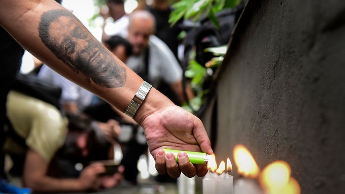 Fans Hold Vigil In Support of Pele SAO PAULO, BRAZIL - DECEMBER 04: A person with a Pele tattoo lights a candle as fans hold a vigil in support of football legend Pele who remains hospitalized due to a respiratory infection amid ongoing colon cancer treatments at Albert Einstein Israeli Hospital on December 4, 2022 in Sao Paulo, Brazil.  (Photo by Mauro Horita/Getty Images)
