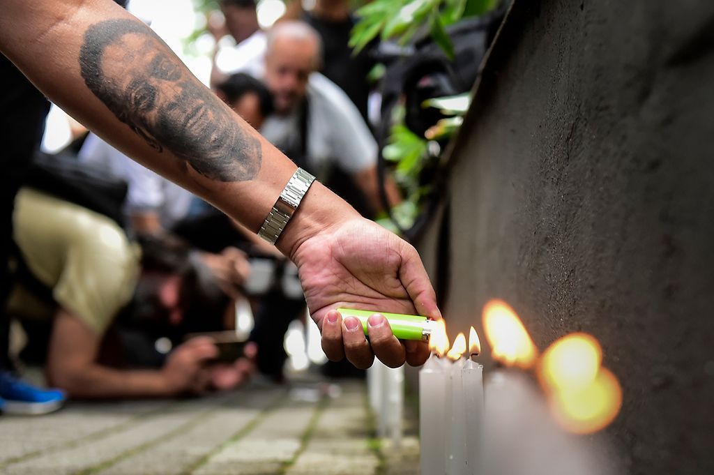 Fans Hold Vigil In Support of Pele SAO PAULO, BRAZIL - DECEMBER 04: A person with a Pele tattoo lights a candle as fans hold a vigil in support of football legend Pele who remains hospitalized due to a respiratory infection amid ongoing colon cancer treatments at Albert Einstein Israeli Hospital on December 4, 2022 in Sao Paulo, Brazil.  (Photo by Mauro Horita/Getty Images)